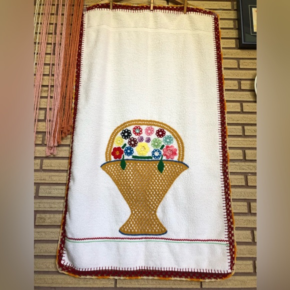 80's Floral Embroidered Bath Towel - Beach Towel - Granny Chic - Bathroom - Picture 2 of 15